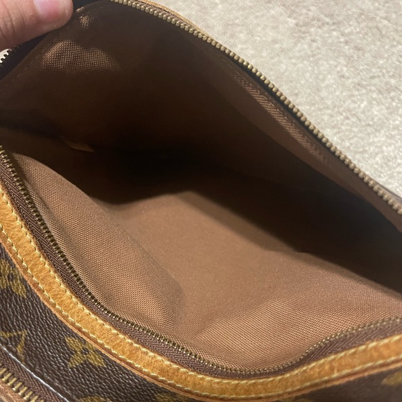 Louis Vuitton Crossbody - Picture 4 of 12